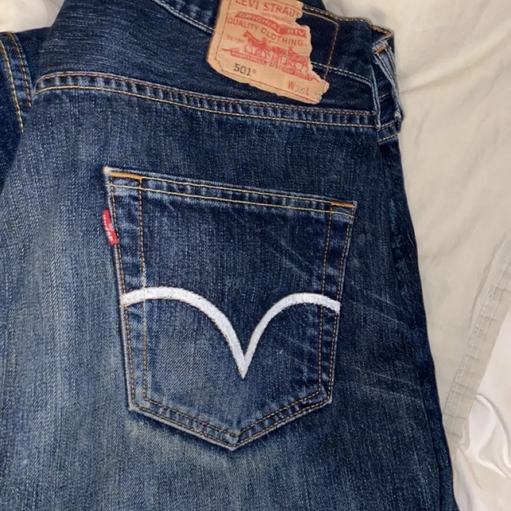 Snygga baggy jeans med fina detaljer, kan skicka fler bilder om du är intresserad. De är raka i benen och är stora. Lappen på bakre sidan är lite avbruten där av de billiga priset. Jeans & Byxor.