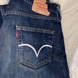 Snygga baggy jeans med fina detaljer, kan skicka fler bilder om du är intresserad. De är raka i benen och är stora. Lappen på bakre sidan är lite avbruten där av de billiga priset