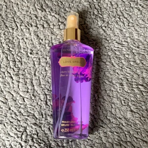 Love Spell body mist från Victoria’s Secret - Jag säljer en body mist från Victoria’s Secret ”Love Spell”. Den innehåller doften ”körsbärsblomma och persika”. Den är använd ett par gånger förr men är i princip full. Flaskan är gjord av plast och den innehåller 250 ml parfym. Den doftar väldigt gott men används aldrig! Skriv i kommentarerna vid intresse! 🤍Kram