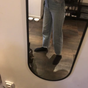 Levis byxor storlek XS/30 - Blåa Levis byxor i storlek XS/30. Byxorna är knappt använda då dom fort blev för små. Jag är 160 och dom är på gränsen att passa. Byxorna kostar i butik 1300kr sänker till 700 då pris kan diskuteras!