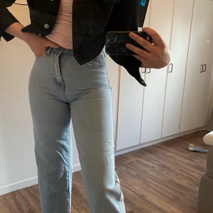 Raka Jeans - Säljer ett par blåa jeans med slits i storlek 38/M.  Säljer dessa pga dem är för thighta i midjan för mig💓 I helt oanvänt skick, endast testade och legat i garderoben💓 För referens är jag 182cm.                                                      Jeansen är 74 cm i midjan och 83 cm inseam 💓                              Köpt för 499kr och säljes för 250+ frakt (66kr)💓