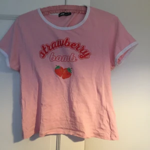 T -shirt - Säljer denna t-shirt som känns ytterst för kort på mig, skulle säga att den är bebis rosa med vita detaljer , är 170cm lång , står xl men säger någ snarare en s/m 