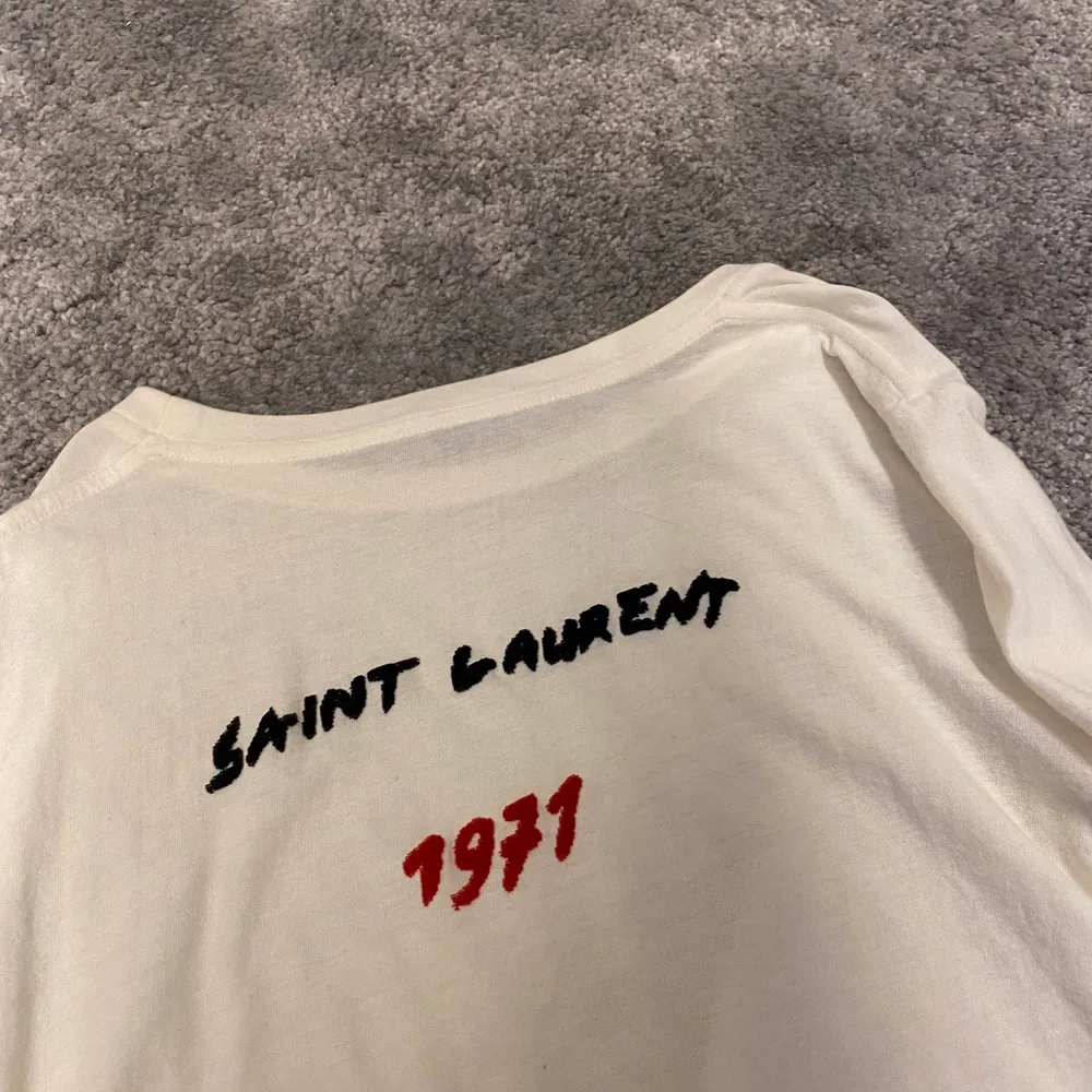 Saint Laurent tisha med backprint . T-shirts.