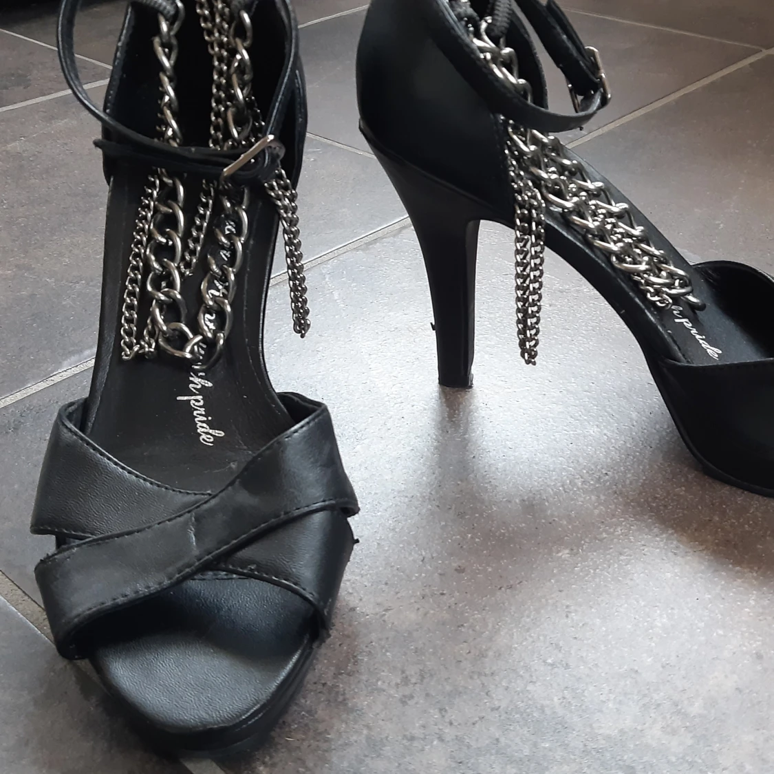 Högklackade skor med kedjor - 91