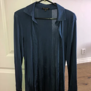 Silkes blus  - En blus från Massimo dutti i storlek xs men folk med s och m kan oxkså ha då den är lite större i storleken, använd 4 ggr endast! 