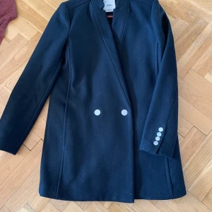 Mango kappa  - Kappa från Mango, använd ett fåtal gånger och är i mycket bra skick. St xs 