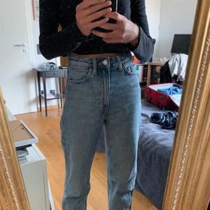 Ljusblåa jeans från weekday  - Säljer ett par ljusblå, högmidjade jeans från weekday i jättefint skick! Storlek: W24 L30. Nypris: 500kr, säljer för 120kr