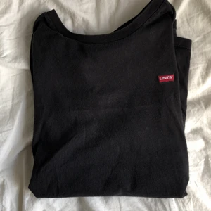 LevI’s tröja - Säljer en Levis tröja som är i bra skick, köpt för 200 använd hyfsat många gånger!🦄⚡️