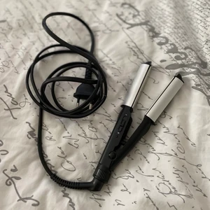 Mini plattång - Säljer denna mini plattång från BaByliss, perfekt att ha med när du ska resa osv. Plattången har använts under något enstaka tillfälle men kommer tyvärr inte till användning. Skriv vid frågor eller intresse! 💞💞