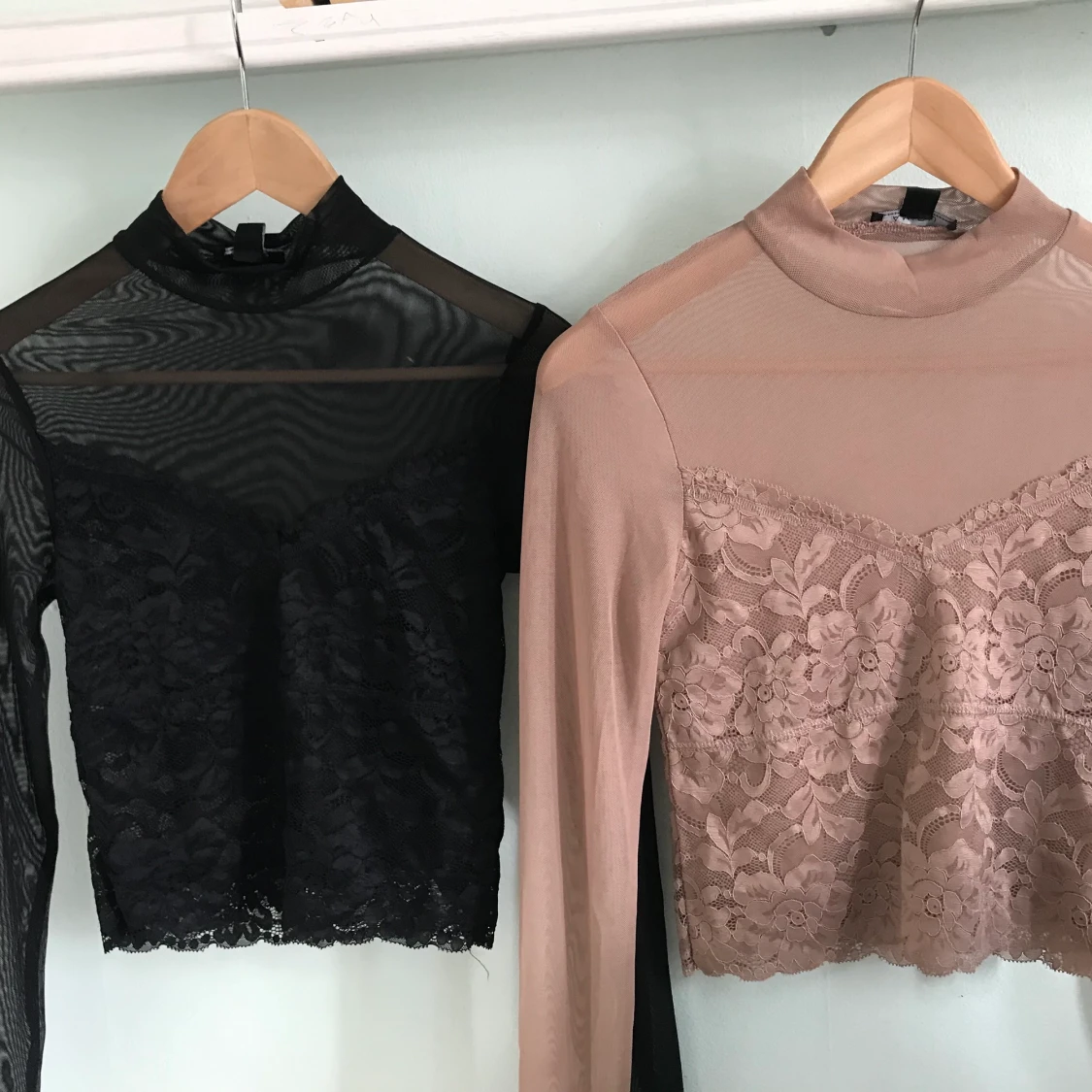 Två fina utekvälls eller festliga tröjor