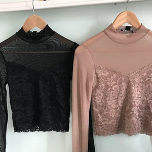 Två fina utekvälls eller festliga tröjor - Två Jätte fina tröjor med kragen och fina detaljer båda är från märket (Amisu) båda är i storlek (S) sitter tajt och fint aldrig använt. Inte jobbigt alls att ha på sig stretchiga och kliar inte alls. De två för 250kr men vill man ha bara en av dom så kör vi på 150kr