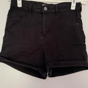 Gina shorts stolek 38  - Sköna enkla shorts som passar till allt!                             Köparen står för frakten!