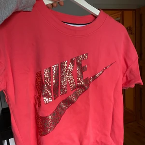 Nike t-shirt - Nike t-shirt. Ganska tjockt material. Jag har klippt den med den är inte så särskilt kort ändå. Står att det är strl S men den skulle nog passa iaf M också. Säljer för 75:- inklusive frakt!