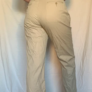 Beiga kostymbyxor  - Beiga kostymbyxor i storlek 36, overzise på mig som har ca m, lågmidjade och fräsch kvalitet, finns en lite grön prick på benet därav det billiga priset 