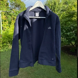 Fleecetröja - Blå fleecetröja av märket adidas! Den är urskön men för liten för mig tyvärr. Fattar mig inte riktigt på storlekarna som står på lappen men skulle säga att fleecen är i storleken XS-S. Kolla gärna in mina produkter (frakten blir inte mer än 66kr) 😊