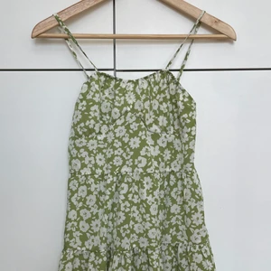 Grön sommar klänning 💚 - En super super vacker grön sommar klänning men blommor på. Spänn in bara axelband och dragkedja på ryggen som finns på bild två. För att se hur tyget ser ut bläddra till bild tre!! Använd 4 ggr! Frakt 45kr💚