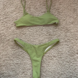 Grön bikini - Bikinin jättefin färg från Shein❤️ står storlek M men skulle säga att överdelen sitter som S
