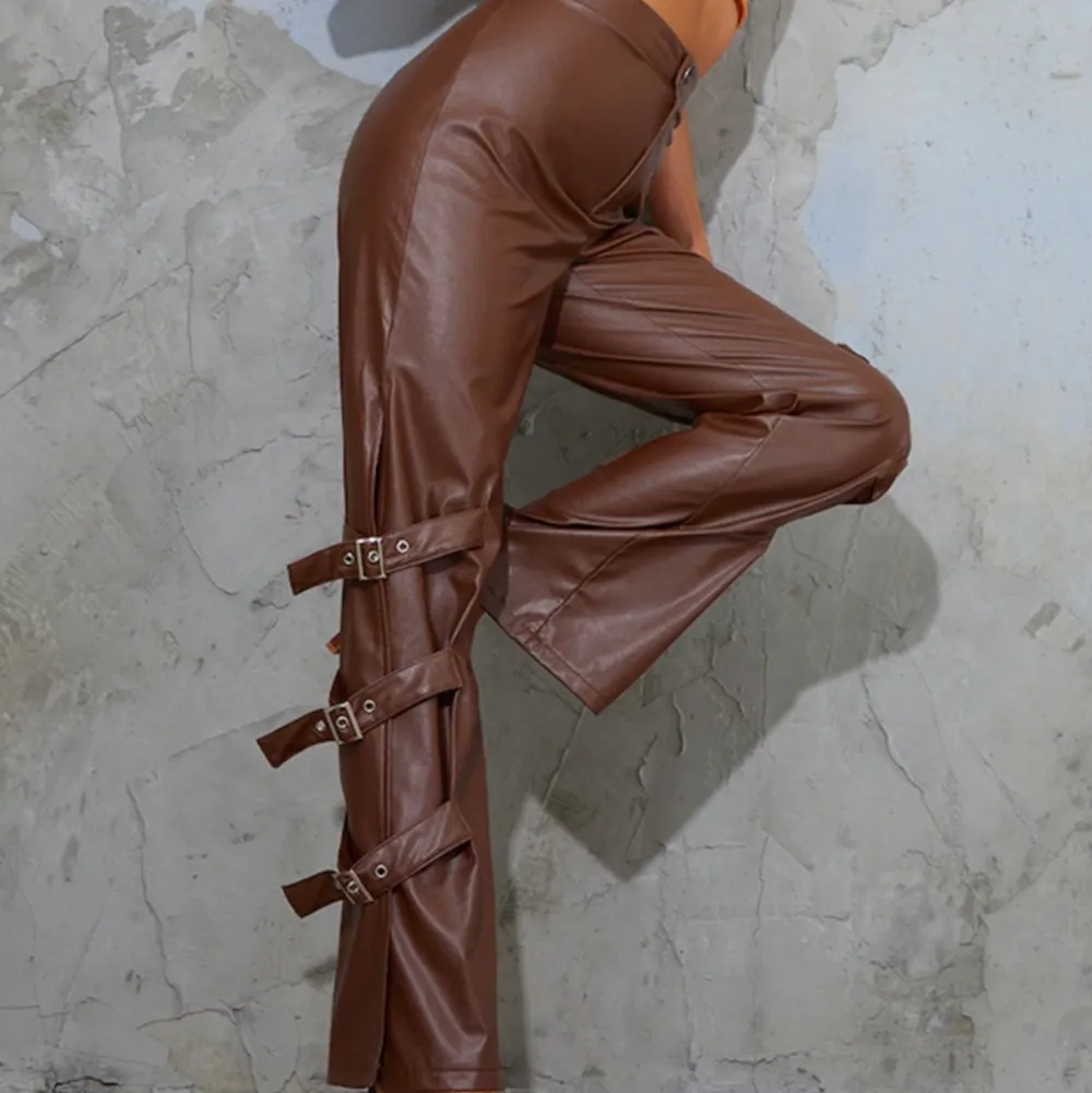 A pair of Brown leather pants with belts on the side. Good quality. Size 10/M. Never worn beacuase they are too big. (regular size 6/8). Jeans & Byxor.