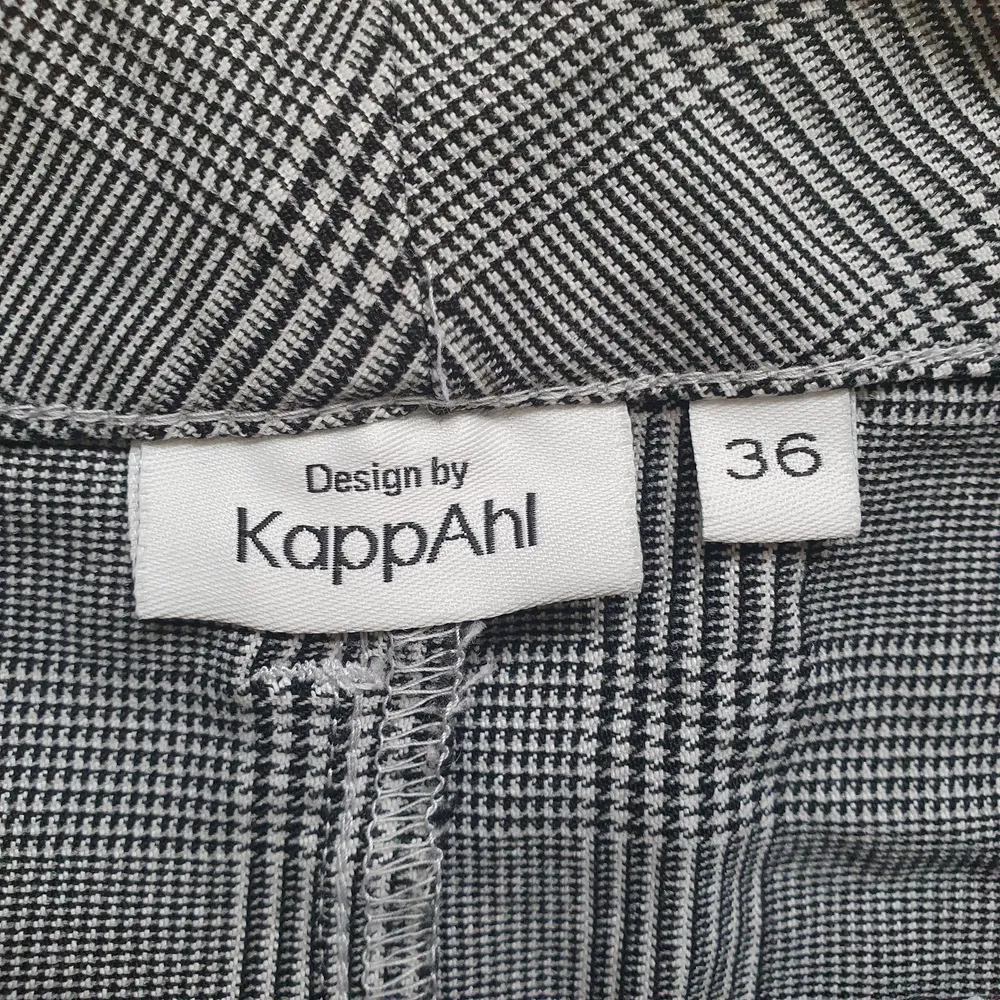 Knappt använda rutiga byxor från Kappahl. Stl 36. Köparen står för frakten.. Jeans & Byxor.