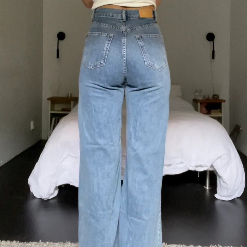 Wide leg jeans från stradivarius. Sitter superfint o formar kroppen väldigt bra! Kan mötas upp i Stockholm eller frakta då köparen står för frakten💓sitter perfekt på mig som är S o är 177 cm lång . Jeans & Byxor.