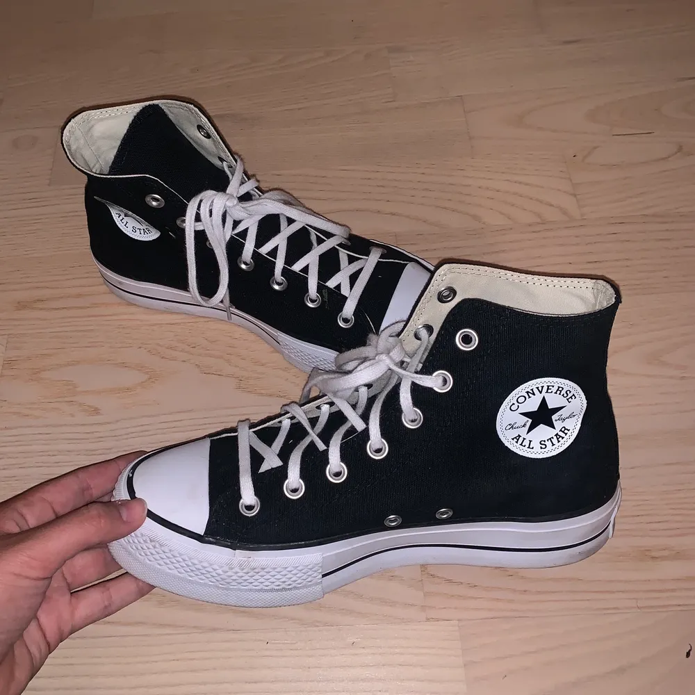 Super snygga svarta converse med hög sula! Endast använda två gånger, lite smutsig sula bara! Hör gärna av er om fler bilder! (Kartong kommer med) frakt inkluderad i priset! . Skor.