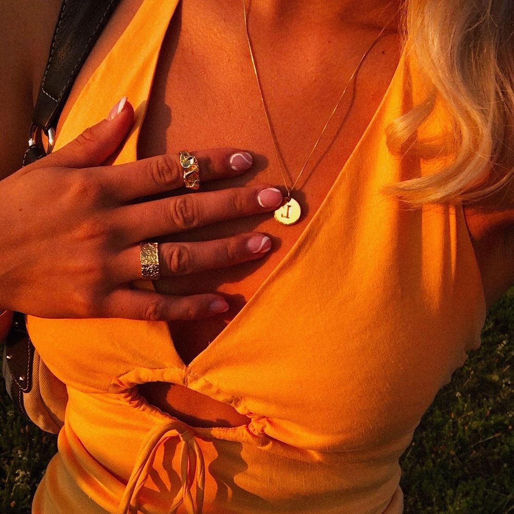 Våra supersnygga 18K Gold Plated ringar för 109kr/st💗 Paketpris för 2 ringar är 169kr💫 Ringarna är justerbara. Följ oss jättegärna på Instagram @WidaDetails 💌  Psst… kika in vår plickprofil för fler ringar💕. Accessoarer.