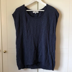 Stickad väst - Superfin marinblå stickad väst! Jättefint skick då den knappt är använd, säljer då den tyvärr inte kommer till användning. Storlek M men passar allt från S-L. Köparen står för frakten.