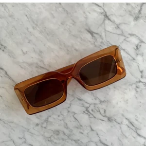 Solglasögon  - Ett par snygga glasögon från asos, från märket piesces. Det är inte mina bilder men dom ser exakt likadan ut, kan skicka egna bilder om det önskas💓