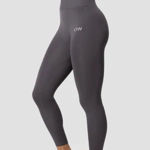 Träningstights ICIW  - Define Seamless Tights Grapehite från ICIW i storl. XS. Väldigt sköna och stretchiga. Använda kanske två gånger. Ordinarie pris 599:- 