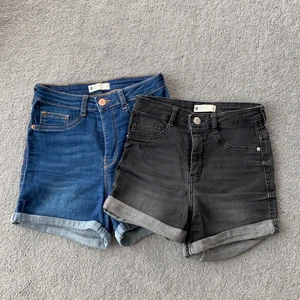 2 par jeansshorts stl 34 - Två par jeansshorts stl 34, ett par denimblå, ett par svarta washed. Bra begagnat skick. Djur- och rökfritt hem.