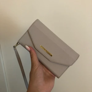 Ideal of sweden skal  - Magnetisk mobil skal i fint skick, andvänt 4 gånger. Säljer för att jag har bytt mobil.💕😊🦋