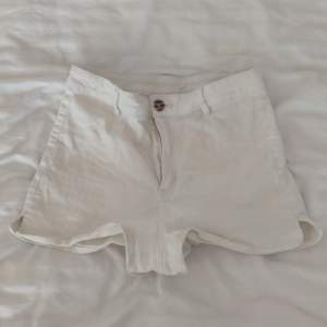 Vita fina shorts från hm ca 1 år sedan. Dom är i fint och bra skick. Nya och knappt andvänd 