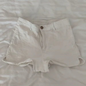 Vita shorts  - Vita fina shorts från hm ca 1 år sedan. Dom är i fint och bra skick. Nya och knappt andvänd 