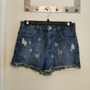Shorts - Jättefina shorts med diamant detaljer från new Yorker. Säljer pga att dem är för små. Använda typ 2-3 gånger och har inga alls skador/ fläckar mm. Strl 34-36. Köpare står för frakt! 