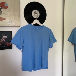 Ljusblå t-shirt  - Superfin färg och passform💙 hör av dig vid frågor!
