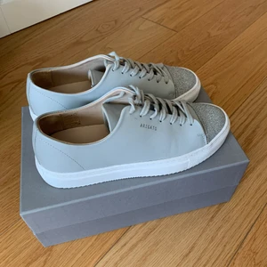 Axel arigato skor - Nästa helt nya Axel arigato skor som jag ej hunnit använda. De köpte för ca 1000kr och kommer med låda, dustbag osv