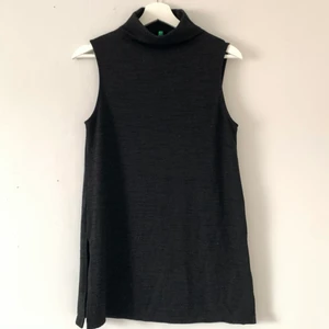 Pololinne/klänning  - Ett pololinne/poloklänning med slit på vardera sida. Står ingen storlek men gissar på S.  Köparen står för fraktkostnaden😊