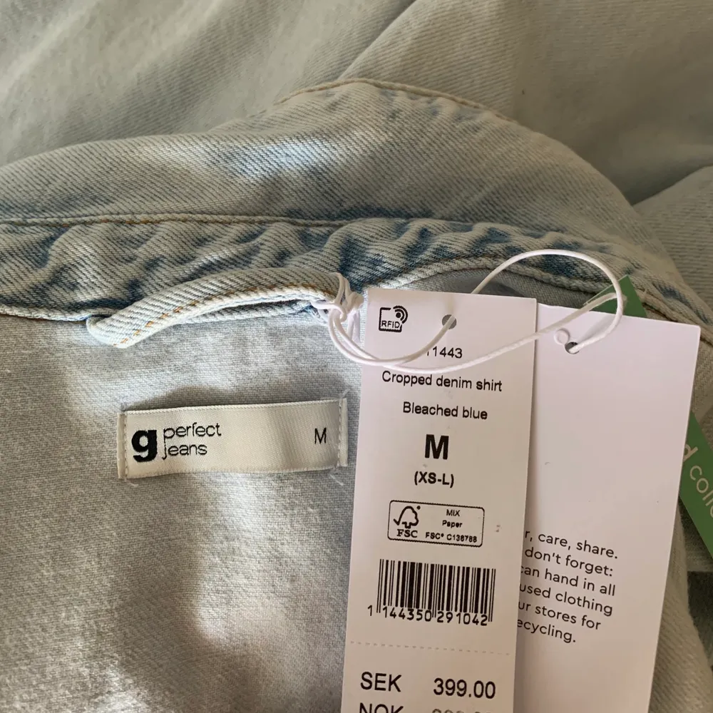 Helt oanvänd jeans jacka från ginatricot säljes för 200kr💓 nypris 400kr, super fin men kommer inte till användning, storlek M❤️. Jackor.