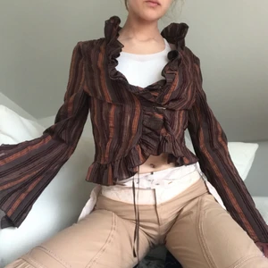 🤎Pretty blus🤎 - Vacker witchy blus🤎jag har s och har fäst den med säkerhetsnål där fram. Frakt tillkommer