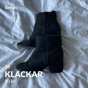 Klackar - läs texten i min bio innan ni skickar massa frågor! snabba, direkta och krångelfria köp prioriteras! säljer ut massa från min garderob till ett billigt pris, pruta ej! fast fraktpris! önskar du däremot köpa flera av mina kläder kan jag skicka detta i samma paket för fraktpriset av en! 