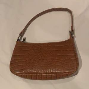 Brun handväska som tyvärr inte kommer till användning då jag har många andra liknande.🤎🤎