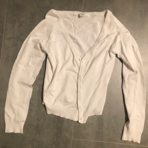 Vit kofta - Barnstorlek men skulle säga som en XS🥰