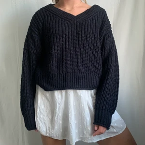 Stickad tröja! - Mörkblå stickad tröja från H&M. Är 170 och har oftast S/36. Har endast använt den några gånger, skulle säga att den är i väldigt bra skick! 