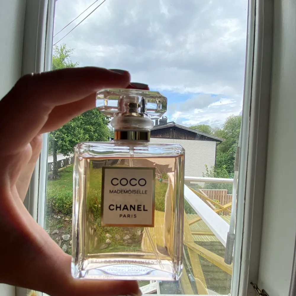 Säljer min jätte populära Coco Chanel parfym! Fick den i prisent för ett tag sedan och har bara luktar på den. Den luktar helt fantastiskt!🌺Helt oanvänd, jag  har bara packat upp den och låtit den stå i mitt rum. Säljer den för att jag vill köpa min facoritparfym som snart är slut🥰. Övrigt.