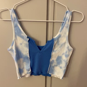 Crop top - Säljer denna super snygga toppen från Amazon🥰 Den är i storlek S och är i ett jätte skönt och stretchigt material🥰Toppen är helt oanvända pga att den är för stor för mig som vanligtvis har XS🥰 30 kr + frakt 