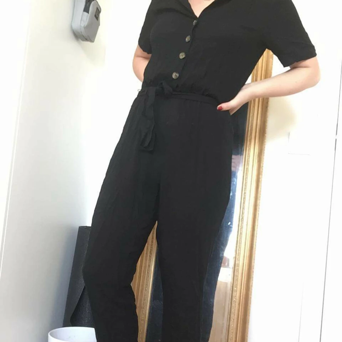 Svart byxdress med knäppning