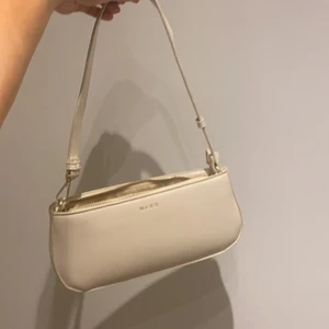 Vit axelväska - Vit axelväska från na-kd. Rymlig, fräsch och enkel. Använd ca 1 år men ser ut som ny