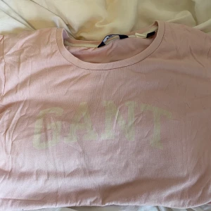 Gant t-shirt - Ljusrosa gant tröja i ljusrosa med vit text