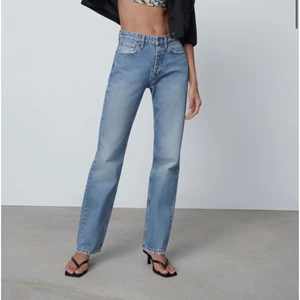 Zara Midrise - Slutsålda zara midrise jeans i storlek 36. Andvända ca 5 gånger💖   BUDA I KOMENTARERNA
