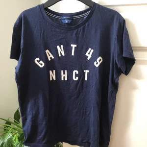 Blå gant t-shirt - Blå t-shirt från gant. Jättefint skick. Storlek 158/164.